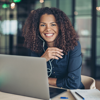 Frau vor dem Laptop